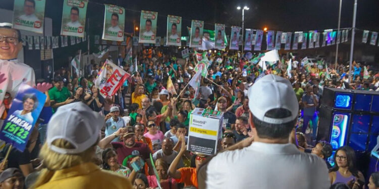 Dr. Dinan é recebido por multidão em reunião no bairro Santo Antônio
