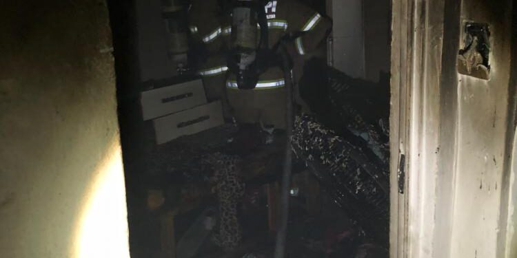 Residência pega fogo e homem fica preso aos escombros em Teresina