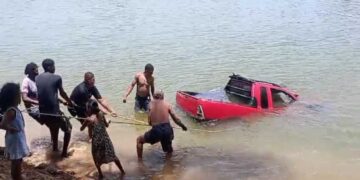 Carro cai no Rio Parnaíba e comunidade faz mutirão para retirar em União