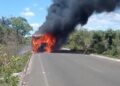 Ônibus escolar que transportava alunos pega fogo na PI-111, entre Piripiri e Barras