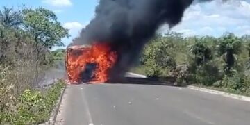 Ônibus escolar que transportava alunos pega fogo na PI-111, entre Piripiri e Barras