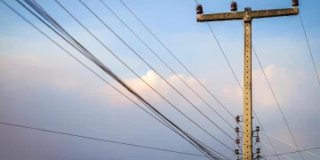 Moradores do bairro Dirceu estão sem energia elétrica há três dias