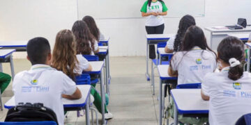 Governador do Piauí anuncia concurso público para professores com 4 mil vagas