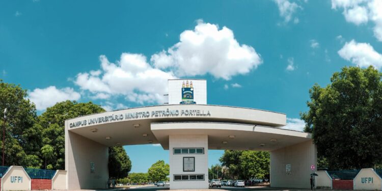 Servidores da UFPI iniciam paralisação por direitos trabalhistas