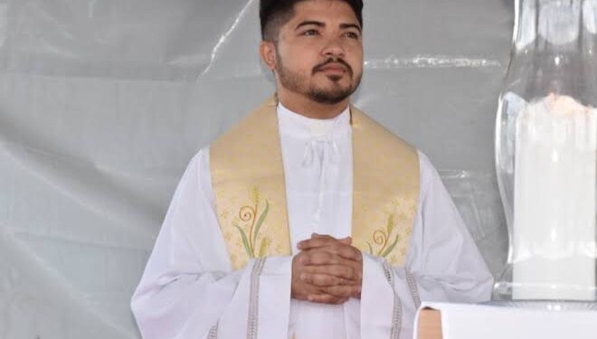 Padre sofre acidente e colide carro contra vaca no Piauí