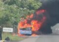Ônibus da Guanabara fica destruído após pegar fogo na BR-343 em Teresina