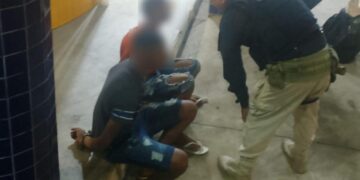 Dupla é presa portando arma caseira e maconha dentro de ônibus em Teresina
