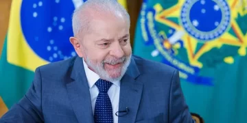 Presidente Lula cancela viagem internacional após cair e bater a cabeça