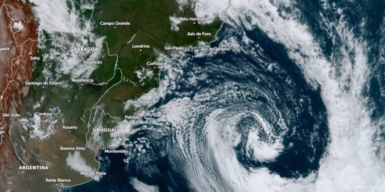 Ciclone extratropical pode atingir o Brasil nesta semana