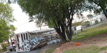 Carreta de gás tomba no balão do Tancredo Neves e provoca transtornos no trânsito
