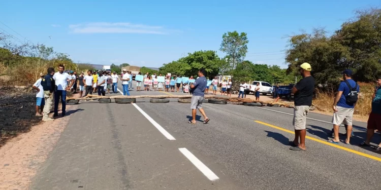 Moradores bloqueiam BR 135 no Sul do Piauí em protesto por morte de crianças