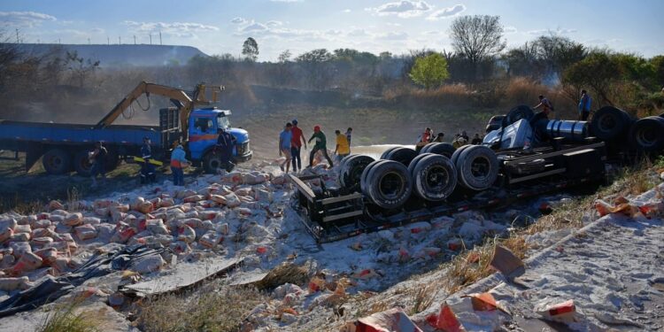 Carreta com carga de trigo tomba e deixa motorista preso às ferragens no Piauí