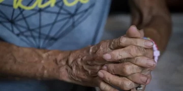 Criminosos invadem casa e deixam avó e neto baleados na zona sul de Teresina