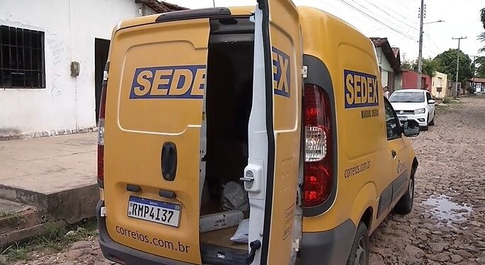 Carro dos Correios é levado por criminosos durante assalto em Teresina