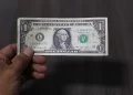 Dólar se aproxima de R$ 6 após vitória de Trump nas eleições dos EUA