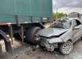 Motorista fica preso às ferragens ao colidir com carreta em Teresina