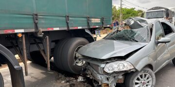 Motorista fica preso às ferragens ao colidir com carreta em Teresina