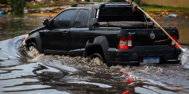 Chuva pega população de surpresa e alaga ruas de Teresina