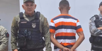 Jovem é preso após descer de ônibus da Andrade com drogas em José de Freitas
