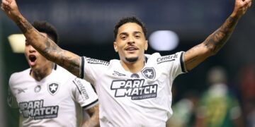 Botafogo vence Palmeiras por 3 a 1 e reassume liderança no Campeonato Brasileiro
