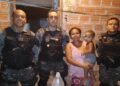 Policiais salvam criança engasgada com botão de ferro após pai pedir ajuda em Timon