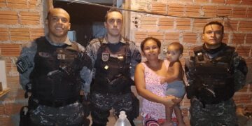 Policiais salvam criança engasgada com botão de ferro após pai pedir ajuda em Timon