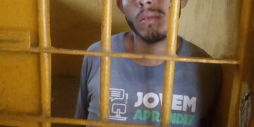 Ladrão do pisca foge da polícia, troca tiros, e se esconde no quintal de uma residência em José de Freitas
