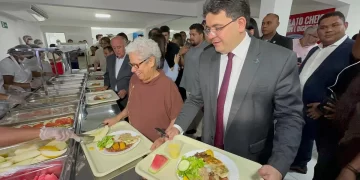 Governador Rafael Fonteles inaugura Restaurante Popular do Dirceu
