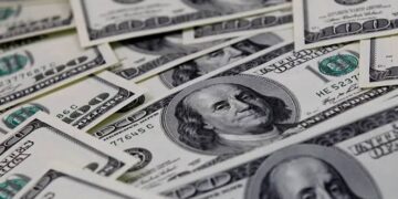 Dólar fecha em R$ 6,06 e atinge recorde desde Plano Real