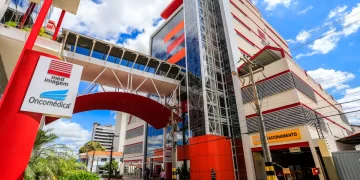 Estudante baleado pela ex-namorada no Colégio CPI está saindo da sedação, diz mãe