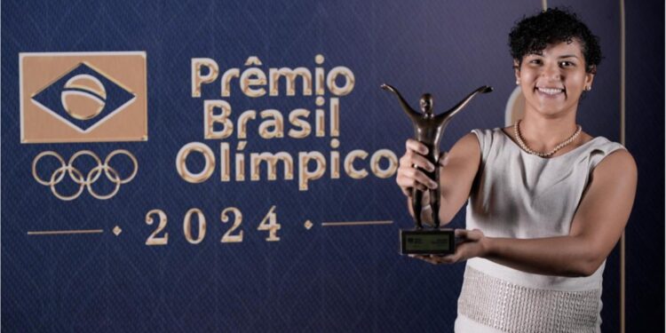 Sarah Menezes é eleita melhor treinadora do ano no Prêmio Brasil Olímpico