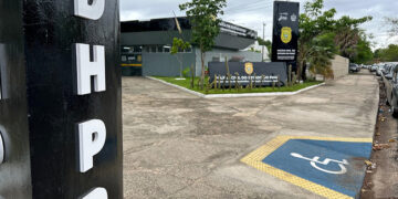 Homem é achado morto com perfurações no corpo e mãos algemadas em Teresina