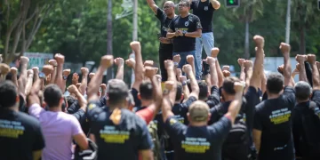Policiais civis fazem manifestação em frente à Alepi por aumento salarial