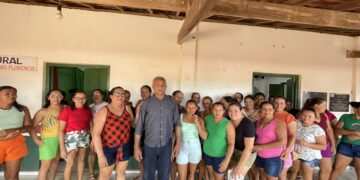 Colégio Antônio Florêncio na zona rural de José de Freitas seria fechado, mas mobilização dos pais mantém aberto