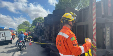 Caminhão carregado de cerveja tomba no Tancredo Neves e causa vazamento de óleo na pista