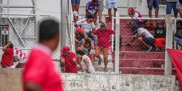 Ataque de abelhas interrompe jogo entre 4 de Julho e Piauí no Campeonato Piauiense