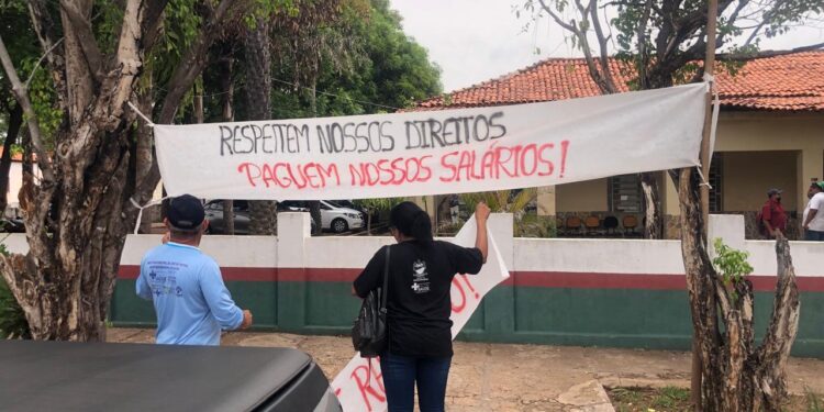 Agentes de saúde realizam manifestação por conta do salário atrasado em José de Freitas