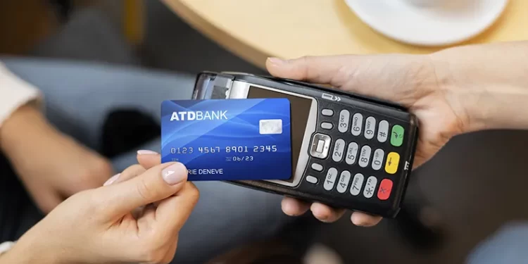 Mulher é presa por suspeita de encontrar cartão na rua e fazer R$ 1 mil em compras no Piauí