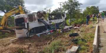Sete pessoas morrem e 15 ficam feridas em acidente com ônibus na BR-135 no Sul do Piauí