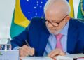 Lula sanciona lei que proíbe celulares em escolas públicas e particulares do Brasil