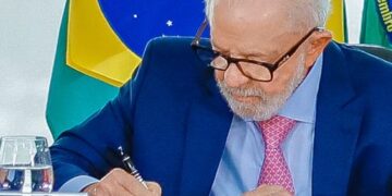 Lula sanciona lei que proíbe celulares em escolas públicas e particulares do Brasil
