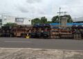 Carreta carregada com 48 toneladas de cerveja tomba em Timon e carga é saqueada