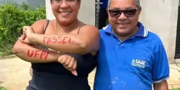 Filha surpreende pai no trabalho após ser aprovada em Medicina na UFPI