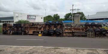 Carreta carregada com 48 toneladas de cerveja tomba em Timon e carga é saqueada