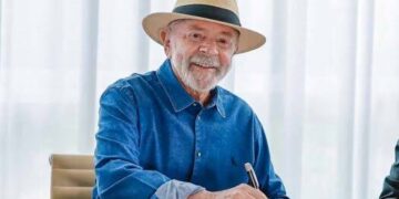 Presidente Lula assina decreto que eleva salário mínimo para R$ 1.518 em 2025