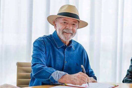 Presidente Lula assina decreto que eleva salário mínimo para R$ 1.518 em 2025