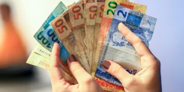 Salário mínimo com valor reajustado passa a ser pago neste sábado