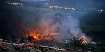 Motorista morre carbonizado após caminhão Scania R540 tombar na BR-316, em Picos