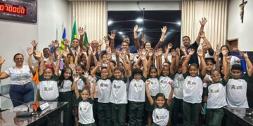 Crianças do Colégio IEVEC visitam a Câmara Municipal de José de Freitas e encantam com sua curiosidade