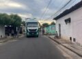 Caminhão esbarra em fiação, derruba 4 postes e deixa casas da zona Norte de Teresina sem energia elétrica